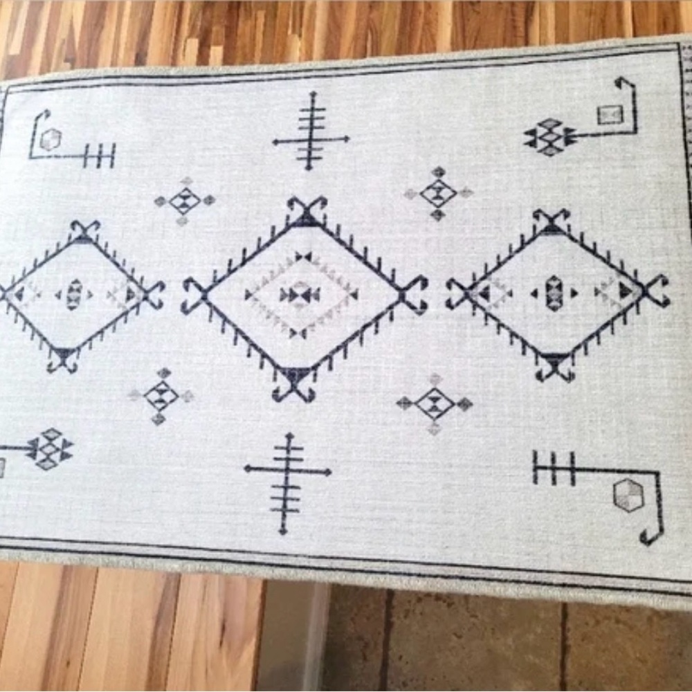 Ruggable Damali Black and White 5x7 Geometric Patterned Area Rug